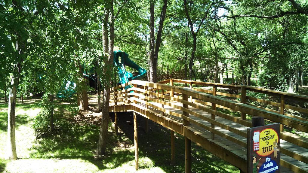 Rustic Creek Ranch Resort At North Jellystone Park Burleson megye Kültér fotó