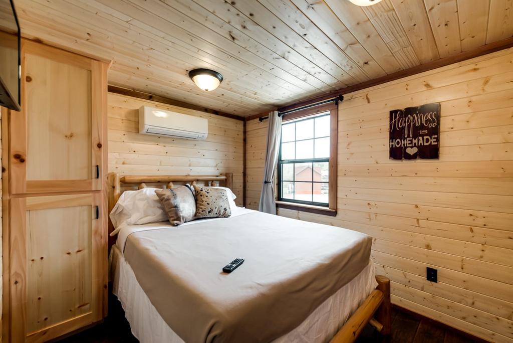 Rustic Creek Ranch Resort At North Jellystone Park Burleson megye Kültér fotó