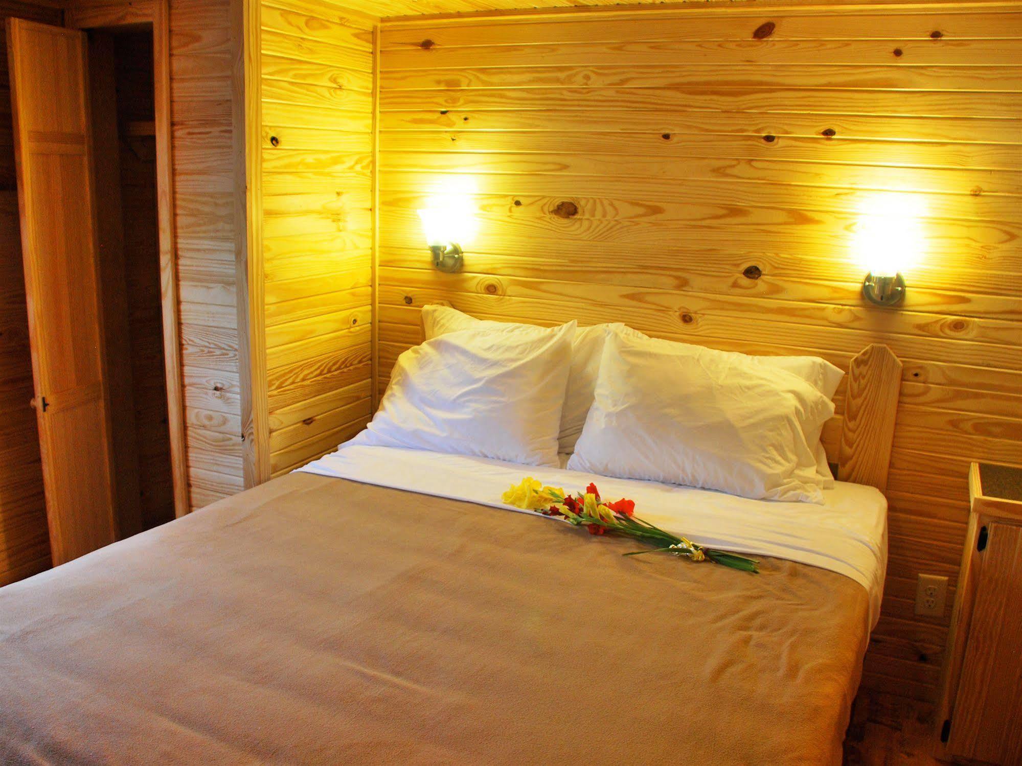 Rustic Creek Ranch Resort At North Jellystone Park Burleson megye Kültér fotó